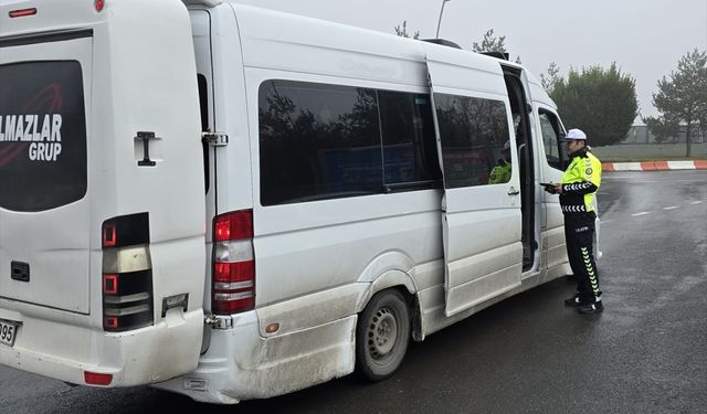 Ağrı'da öğrenci servislerine yoğun denetim: 75 sürücüye ceza, 12 araç trafikten men edildi