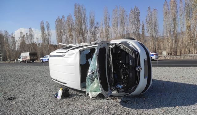 Ağrı'da trafik kazası: İki hafif ticari araç çarpıştı, 3 yaralı