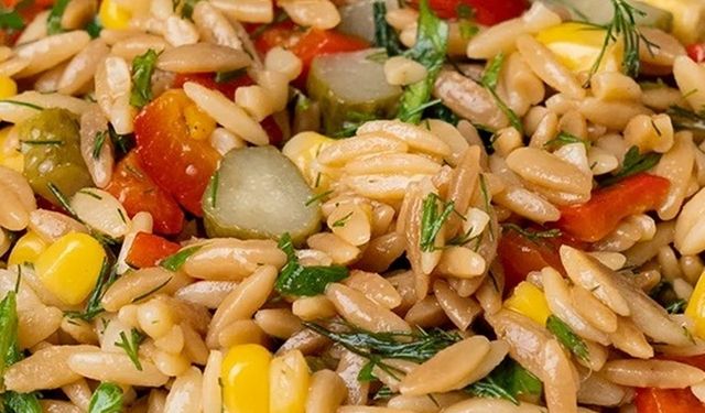 Kadın günlerinin yıldızı artık bu salata! Arpa şehriyeli salata kısırın tahtını salladı