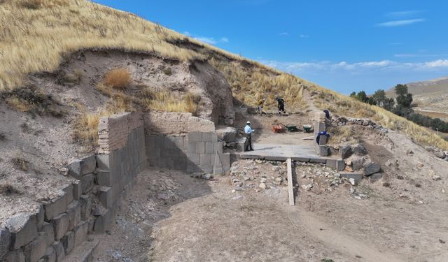 Ayanis Kalesi'nin ihtişamı surlarıyla ortaya çıkıyor