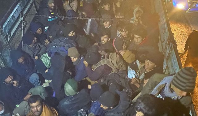 Bitlis’te Göçmen Kaçakçılığına Darbe: 108 Düzensiz Göçmen Sınır Dışı Edildi, 4 Kaçakçı Tutuklandı