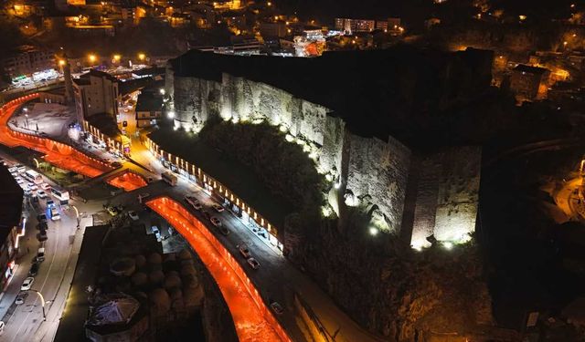 Bitlis'te Tarihi Doku Yeniden Hayat Buluyor: Kalealtı Çarşısı, Kale Surları ve Dere Yatakları Işıklandırıldı