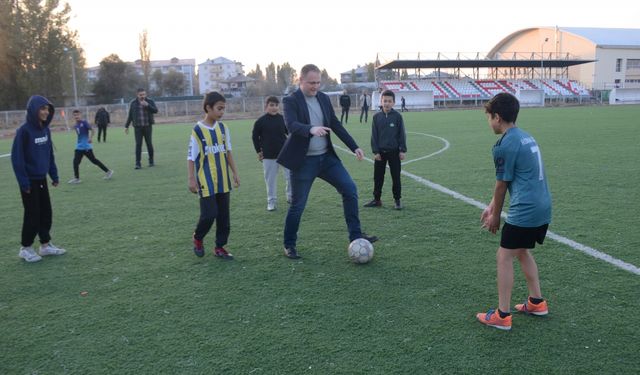 Bulanık Kaymakamı Koşansu, çocuklarla futbol oynadı