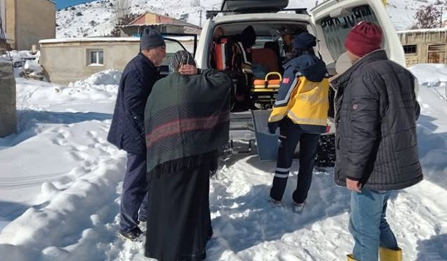 Çataksu Köyü'nde Kar Yağışı Engeline Rağmen Hayat Kurtaran Müdahale: Kar Paletli Ambulans İle Zorlu Nakil