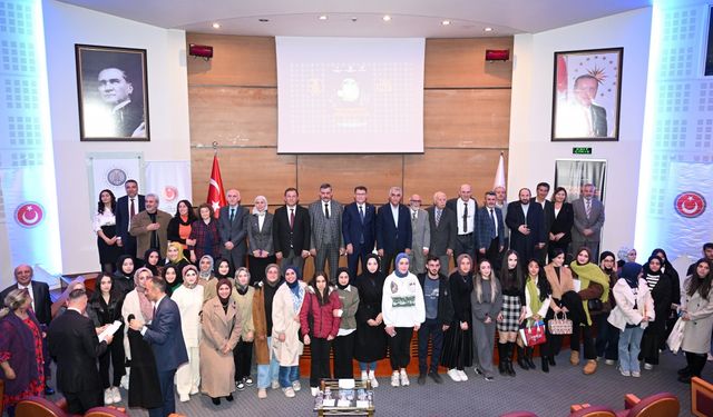 "Dile Emek Verenler Efrasiyap Gemalmaz Belgeseli"nin ilk gösterimi Erzurum'da yapıldı