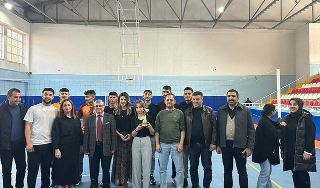 Elazığ'da öğrenciler voleybol turnuvasında yarıştı