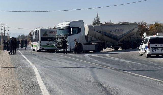 Elazığ'da otobüs ile tır çarpıştı: 6 yaralı