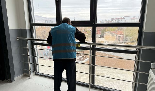 Elazığ’daki Depremde Yıkılan Okulların Temizliğini Hükümlüler Yapıyor