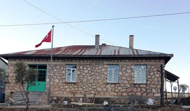 Elazığ'ın Keban ilçesinde atıl durumdaki okul, köylüler tarafından sosyal tesis olarak yeniden hayat buldu