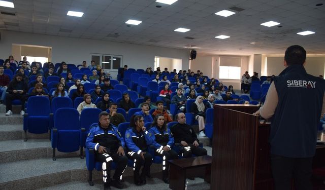 Erzincan Emniyeti’nden Siber Suçlara Karşı Farkındalık Semineri: Öğrencilere Kritik Uyarılar Yapıldı