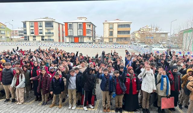 "Erzincan’da Kadına Yönelik Şiddete Karşı Farkındalık Etkinliği: Öğrenciler ‘Şiddete Hayır’ Dedi"