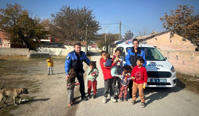 "Erzincan Emniyet Müdürlüğü'nden Barış Mahallesi'ne Anlamlı Ziyaret: Çocuklara Güven ve Sevgi Mesajı"