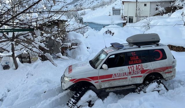 Erzincan'da Kar Esareti: Paletli Ambulans Yaşlı Hasta İçin Seferber Oldu