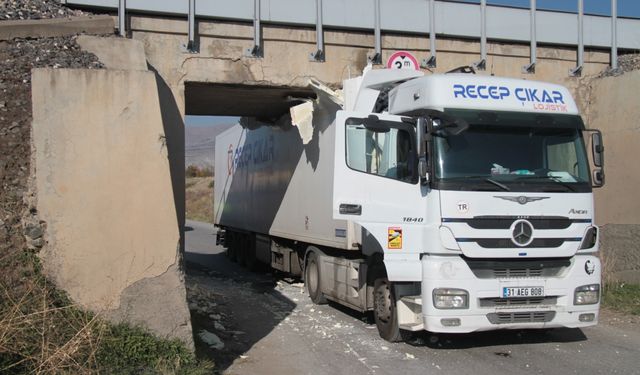 Erzincan'da köprü altında sıkışan tırın kurtarılması için çalışma başlatıldı