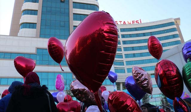 Erzurum'da anaokulu öğrencileri lösemili akranları için balon bıraktı