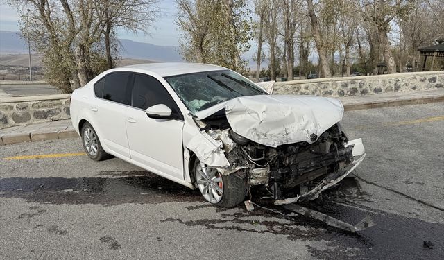 Erzurum'da duvara çarpan otomobildeki 2 kişi yaralandı