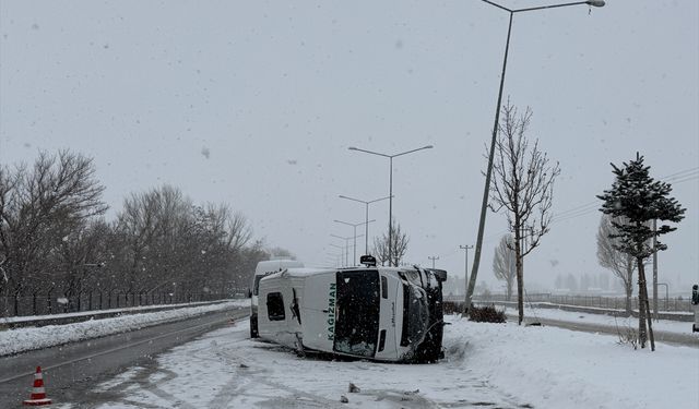 Erzurum’da Minibüs Aydınlatma Direğine Çarptı: 8 Yaralı