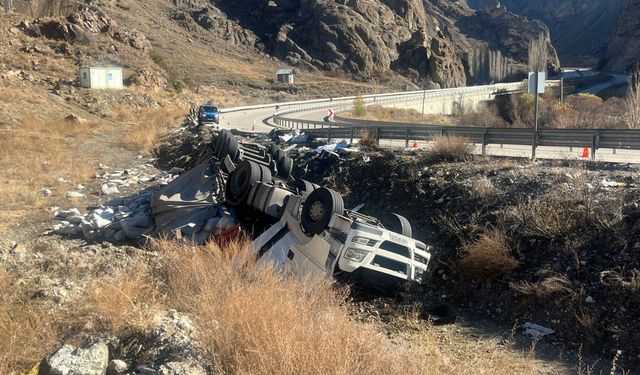 Erzurum'da şarampole devrilen tırın sürücüsü hayatını kaybetti