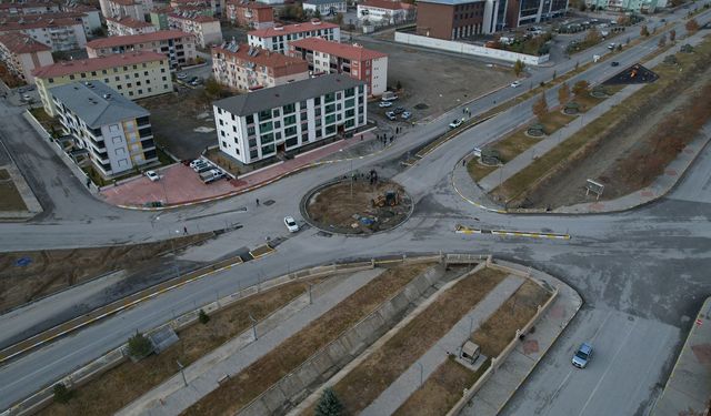 Erzincan’da trafik güvenliği artırılıyor: Geçit kavşağı dönel kavşağı yenilendi