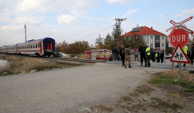 Hemzemin geçitte trenin çarptığı kamyonetteki 1 kişi öldü