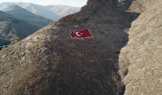 Keban’da Türkiye haritası yeniden boyanarak şehitlere saygı duruşu yapıldı