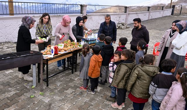 Kilometrelerce yol katedip kırsaldaki çocuklar için "Narin Kütüphanesi" kurdular