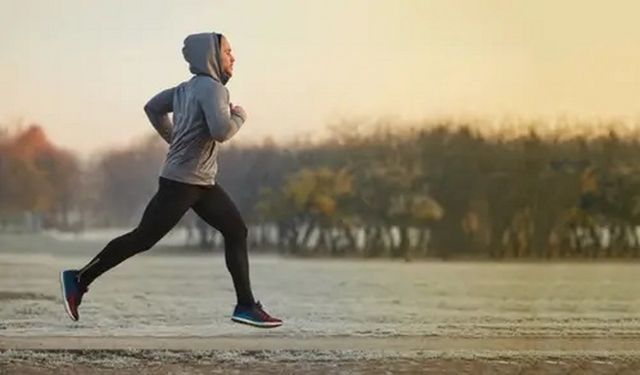 Rüyada koşmak, sabırsızlık ve hedeflere ulaşma isteğini işaret ediyor