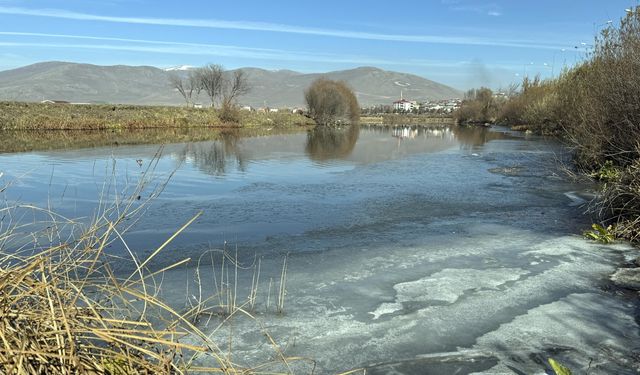 Kura Nehri'nin yüzeyi buz tuttu