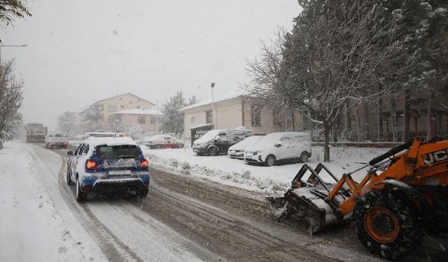 Malatya-Kayseri kara yolu yoğun kar yağışı nedeniyle ulaşıma kapandı