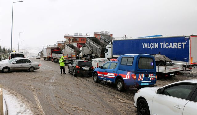 Malatya-Sivas Kara Yolu'nda Kar Yağışı Etkili, Ulaşım Kontrollü Sağlanıyor