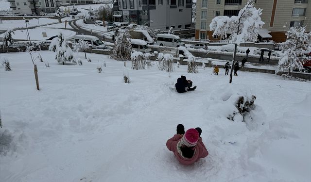 Malatya'da karla mücadele devam ediyor, çocuklar eğlencenin tadını çıkarıyor