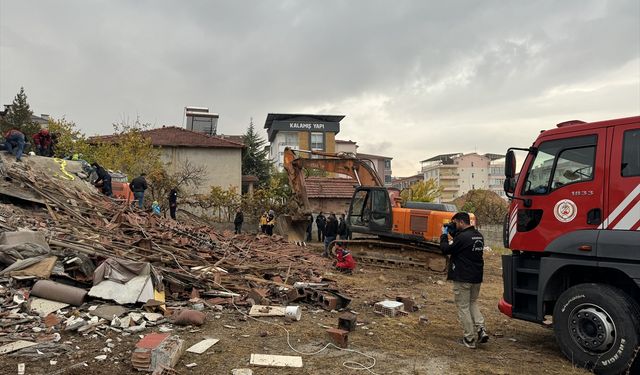 Malatya'da Yıkım çalışmasında iş makinesi üzerine devrildiği, kepçe operatörü yaralı kurtarıldı