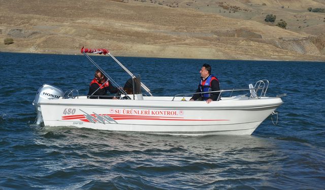 Muş'ta Kaçak Balıkçılıkla Mücadele: Barajlarda Sıkı Denetimler ve Sazan Yavrusu Bırakımı