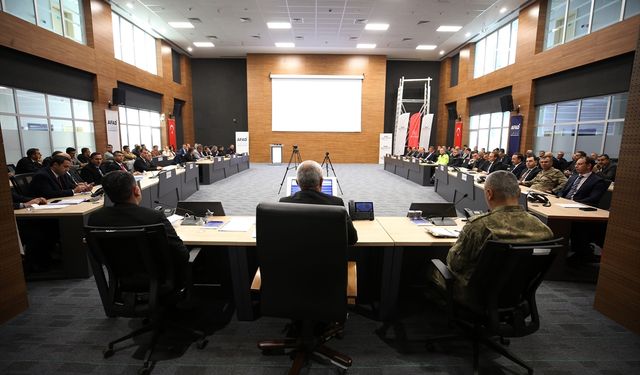 “Muş’ta Kış Tedbirleri ve Afet Planlaması Toplantısı: Vali Çakır, Hazırlıkları Değerlendirdi”