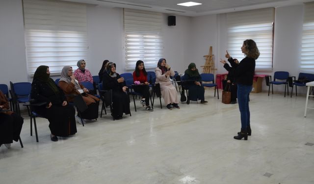 Muş'ta "Tazelenme Üniversitesi"ne giden kadınlar sosyalleşiyor