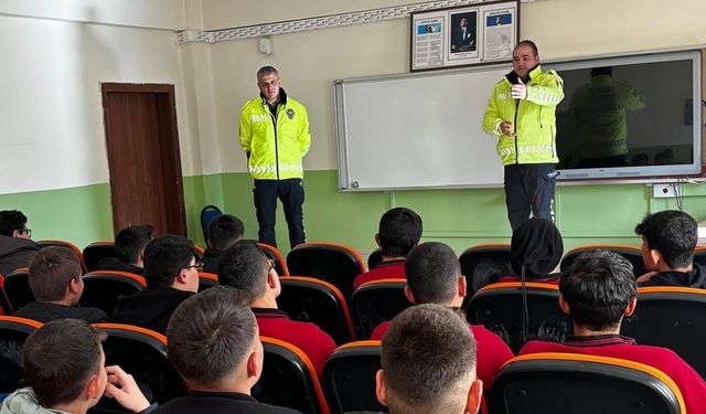 Refahiye trafik ekiplerinden öğrencilere bilgilendirme