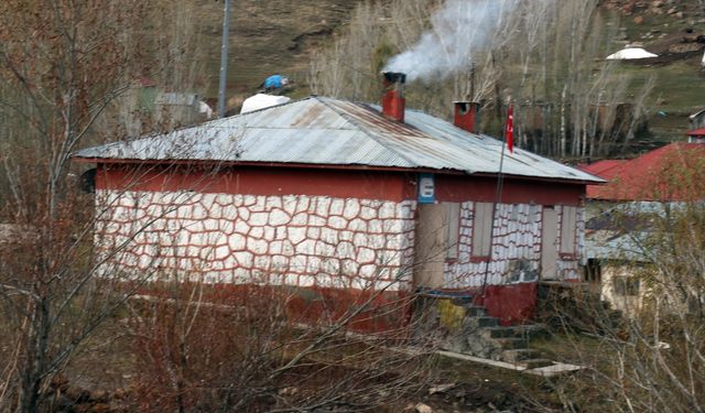 Soğuk kentin sobalı okulunu sıcak bir eğitim yuvasına dönüştürdü