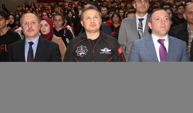 Türkiye'nin ilk astronotu Alper Gezeravcı, Erzurum'da gençlerle buluştu: "Uzay yolculuğunun devamını gençler yazacak"