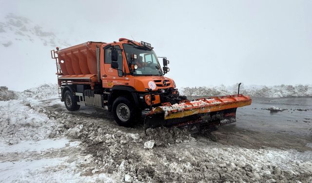 Van-Bahçesaray Kara Yolu karla mücadele sonrası yeniden ulaşıma açıldı