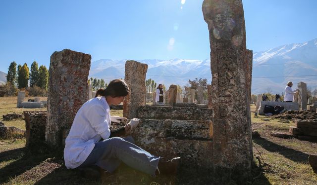 Van'daki Selçuklu Mezarlığı'nda Tarih Gün Yüzüne Çıkıyor: 100 Mezar Taşı Restore Edildi, 45 Yeni Mezar Ortaya Çıkarıldı