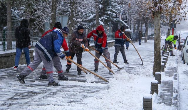 Cadde ve sokaklarda kar küreme sürüyor