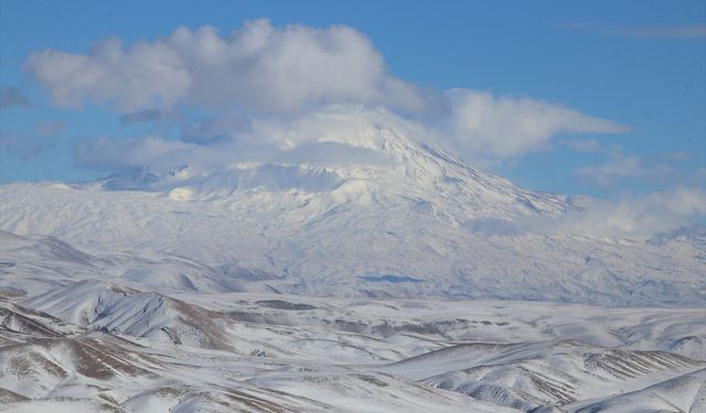 Ağrı Dağı Karla Kaplandı: Zirve Beyaza Büründü