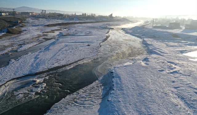 Ağrı’da Dondurucu Soğuklar Murat Nehri’ni Buzla Kapladı