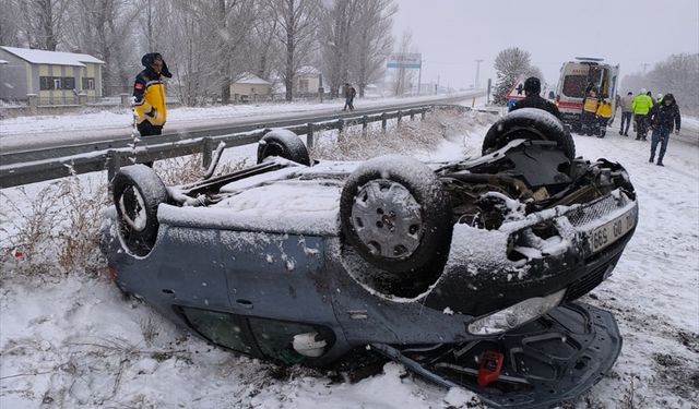 Ağrı'da iki ayrı trafik kazasında 3 kişi yaralandı