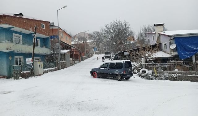 Ağrı'da Kar Yağışı ve Soğuk Hava Etkisini Sürdürüyor: Buzlu Yollar, Sis ve Murat Nehri'nde Buz Kütleleri