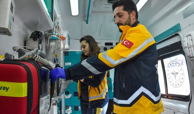 Birlikte Görev Yapıyorlar, Hayat Kurtarıyorlar: Yunus ve Ayça Gör Çifti Ambulansla Hayat Kurtarıyor