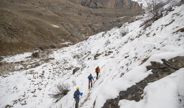 Dağcılar Tunceli'nin zirvelerindeki güzellikler için kar ve tipiye göğüs geriyor