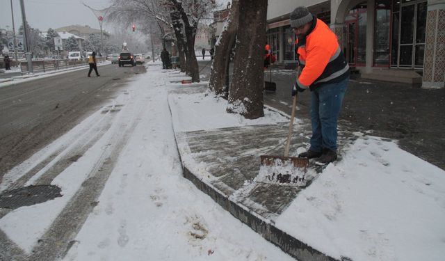 Doğu Anadolu Beyaza Büründü! Erzurum, Tunceli, Erzincan ve Ardahan’da Kar Yağışı Etkili Oluyor