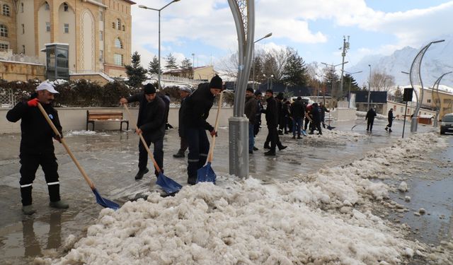 Doğu Anadolu'da Kar Yağışı Ulaşımı Felç Etti