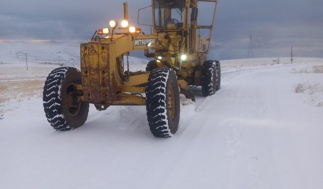 Elazığ'da Kar Yağışı Sebebiyle 27 Köy Yolu Ulaşıma Kapanırken, Ekipler Çalışmalarını Sürdürüyor